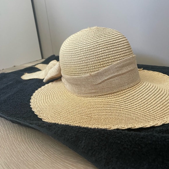 Source Unknown Accessories - 🌟3/$15 Woman’s brimmed hat with accent bow.